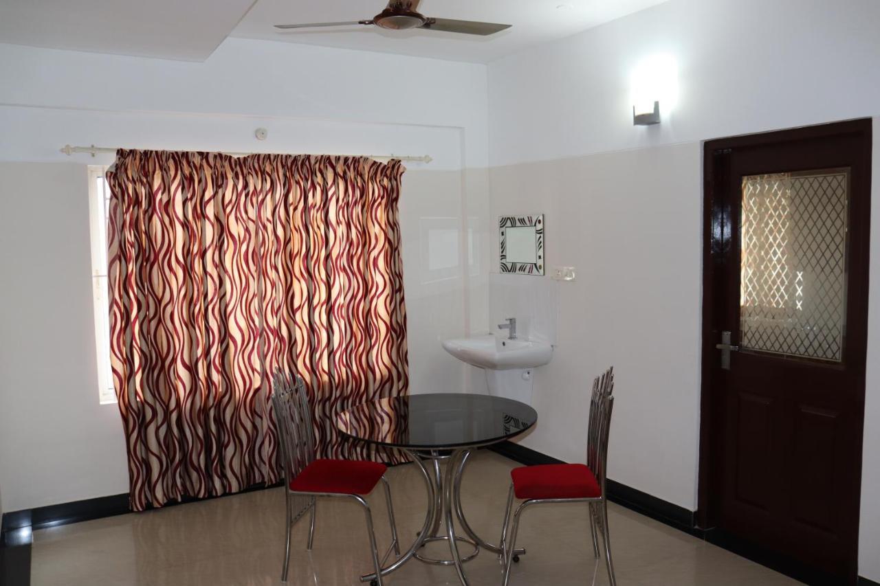 Uthradam Towers Hotel Thiruvananthapuram Bagian luar foto